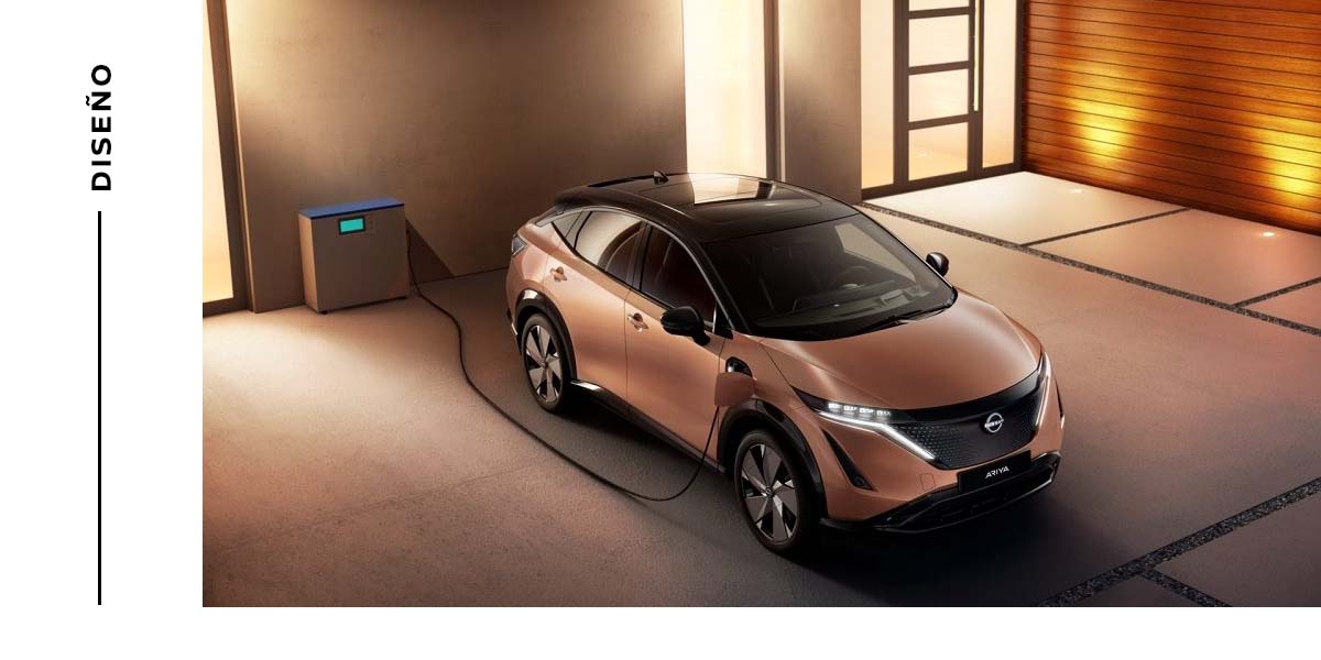 Nissan ARIYA, la transformación del horizonte Una sola línea de horizonte sustituye los contornos más difusos. Los faros LED estilizados iluminan la noche y se ocultan de día. Dentro, el suelo plano crea la espaciosa sensación de un salón acogedor.